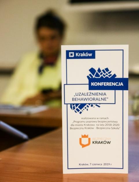 RELACJA Z KONFERENCJI PT. UZALEŻNIENIA BEHAWIORALNE. Pierwszy wykład autorstwa dr hab. Jacka Pyżalskiego z UAM w Poznaniu oraz dr. hab. Piotr Plichty z Uniwersytetu Wrocławskiego został zatytułowany Życie młodych ludzi online i offline.