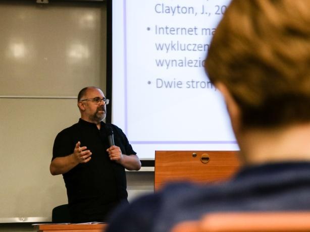 kwestię stereotypowego obrazu młodych ludzi w erze cyfrowej, zatarcia granicy między światem realnym a wirtualnym, a także szans i zagrożeń płynących z nowych technologii.