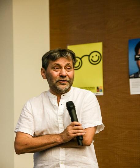 Przedstawiono autorski projekt matrycy działań profilaktycznych, a także poddano pod dyskusję kwestię wpływu osoby profilaktyka w relacji z uczniem.