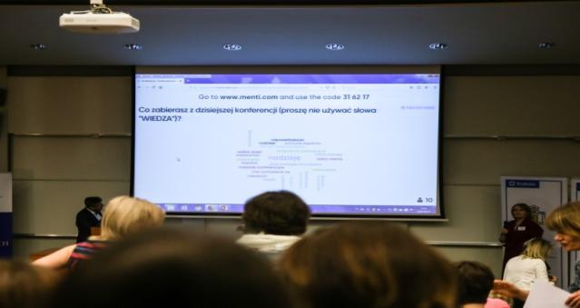 Agnieszka Ogonowska z Uniwersytetu Pedagogicznego, koncentrując się na wpływie relacji na zależnienia i uzależnień na relację.