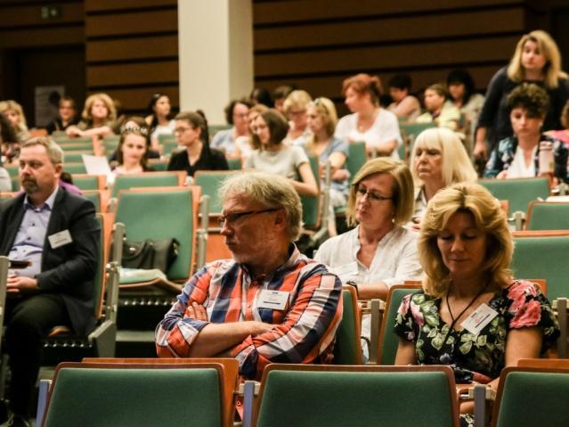 Zastanawiano się również nad wpływem współczesnej kultury na sferę zachowań.