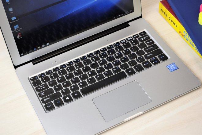 Wygląd i pierwsze wrażenia Jak sama nazwa wskazuje, Chuwi LapBook 12.3 oferuje 12,3-calowy wyświetlacz. Cała konstrukcja została wykonana z aluminium i sprawia bardzo dobre pierwsze wrażenie.