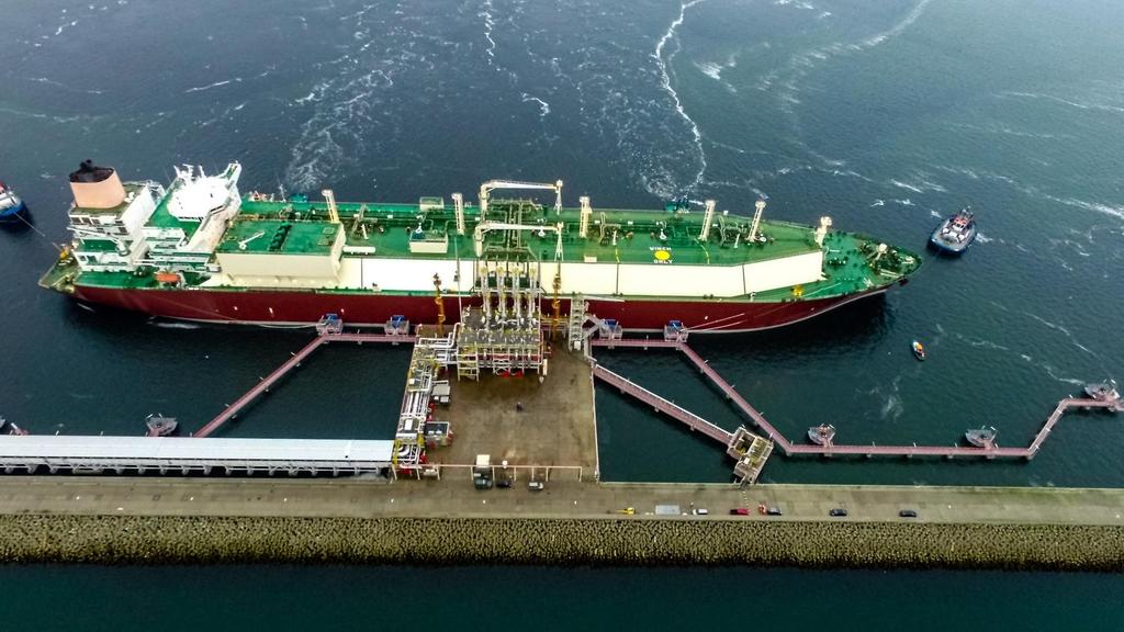 TERMINALU LNG CZĘŚĆ MORSKA Terminal obsługuje tankowce LNG (metanowce) o pojemności 120 216 tys. m 3. Dla potrzeb stanowiska rozładunkowego przyjęta została wielkość statku typu Q FLEX.