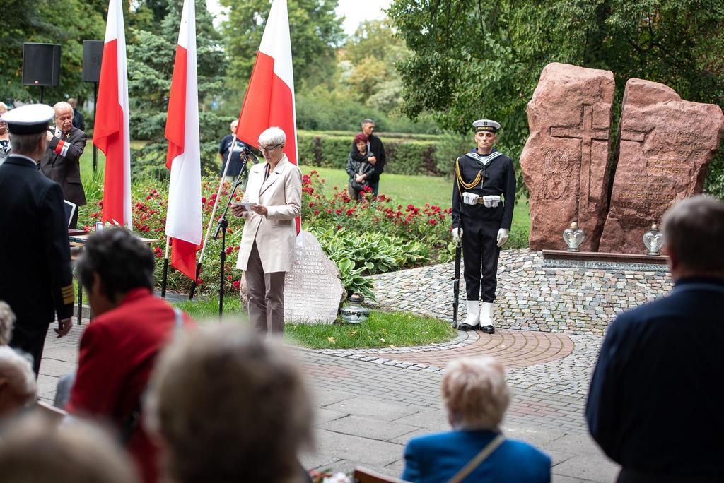 wojna rosyjsko-niemiecka. Zapanował głód, ludzie zaczęli umierać. Na nasz kołchoz przypadało 2 tysiące hektarów ziemi, które musieliśmy uprawiać, ale całe zboże szło na front.
