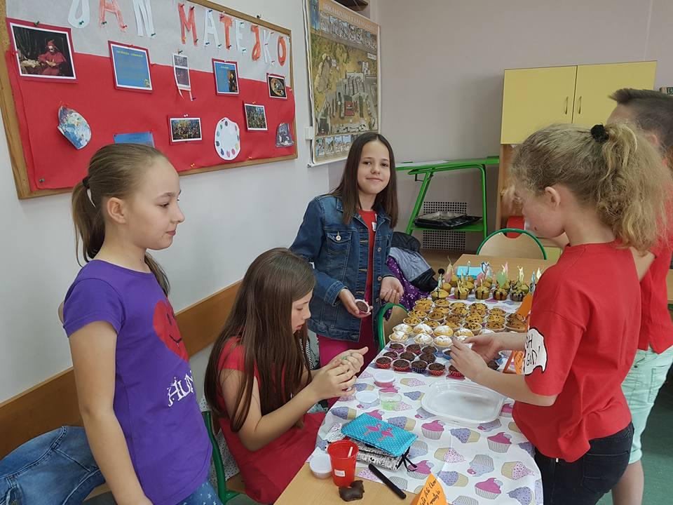 Na pierwszej i drugiej lekcji przygotowywało się plakaty na określony temat z życia Jana Matejki i pisało wiersze. Plakaty były osobno przedstawione przez klasy 4-5 i 6-7.
