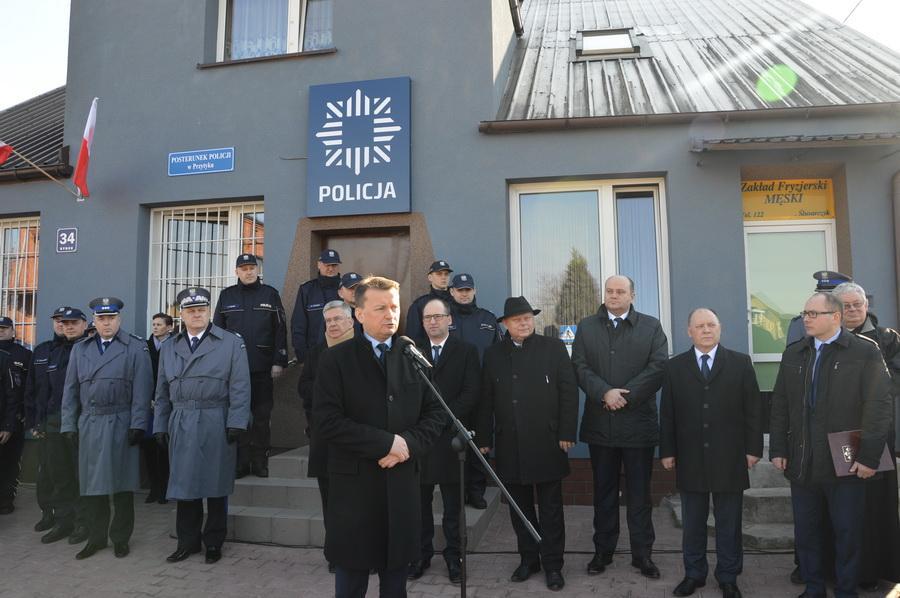 symbolicznym przekazaniu kluczy do budynku wzięli udział: Marszałek Senatu Pan Stanisław Karczewski, Pan Mariusz Błaszczak Minister Spraw Wewnętrznych i Administracji, Zastępca Komendanta Głównego