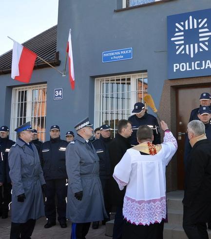 Tomasz Michułka, posłowie na Sejm RP oraz przedstawiciele władz samorządowych. Klucze, z rąk ministra, odebrał kierownik posterunku w Przytyku asp.szt. Rajmund Kapusta.