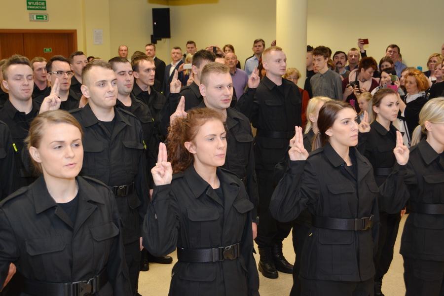 STRONA 2 Witamy nowych policjantów w naszym garnizonie 41 nowych policjantów zasiliło szeregi garnizonu mazowieckiego.
