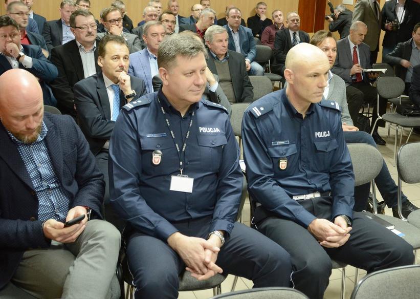 STRONA 4 Dla bezpieczeństwa na mazowieckich drogach Analiza zachowań kierujących pojazdami i pieszych na skrzyżowaniach, przejściach w Radomiu oraz powiecie radomskim, a także zdobycie wiedzy