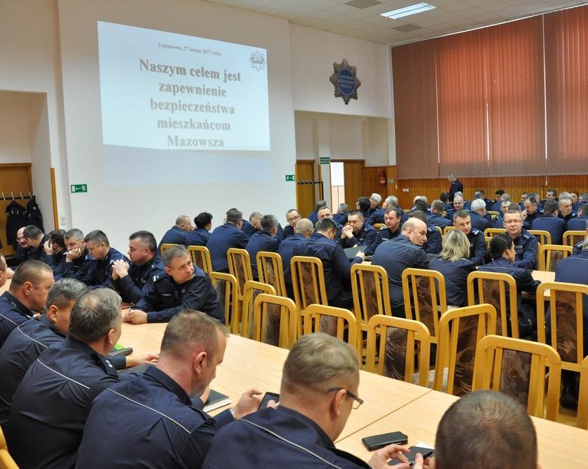 STRONA 6 Odprawa roczna służb prewencyjnych w Legionowie W Centrum Szkolenia Policji w Legionowie odbyła się odprawa roczna służb prewencyjnych garnizonu mazowieckiego.