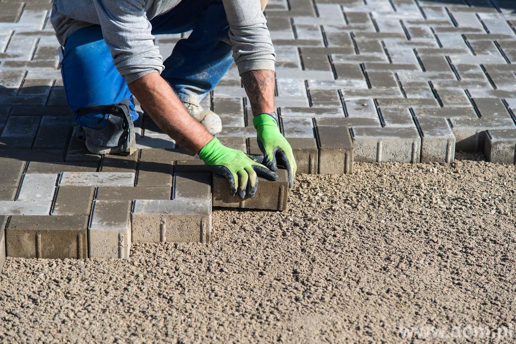 W pierwszej części omówione zostaną prace nad warstwami konstrukcyjnymi nawierzchni brukowanych.