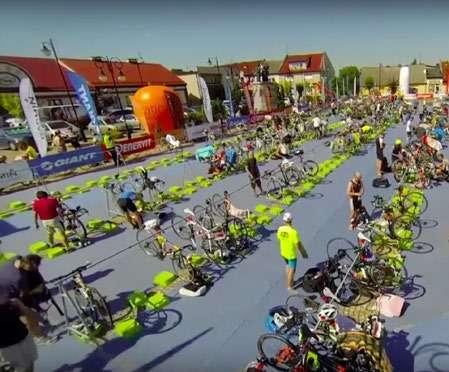 Na ok. 20 minut przed startem zjedz jednego żela lub banan. Następnie na 10 km i 35 km roweru ponownie zjedz żel i za każdym razem popij go wodą.
