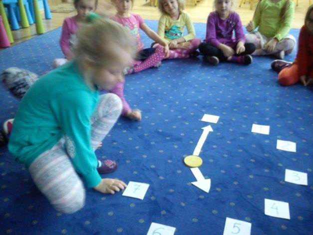 Dzieci wykonały grę planszową na bazie tarczy