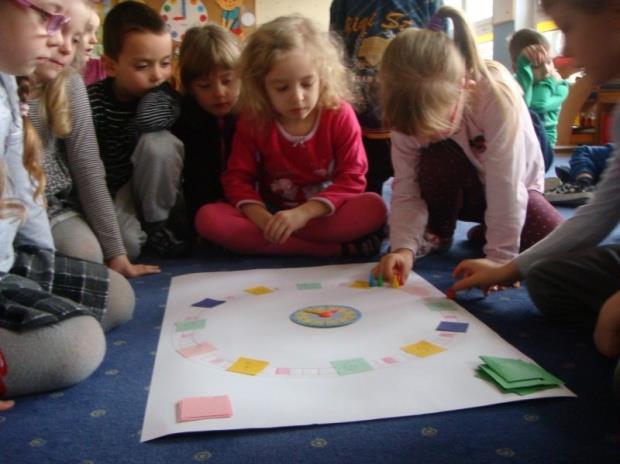 Dzieci przyniosły różne zegary, opowiadali o