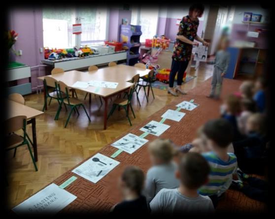 przedstawiały w teatrzyku. Usłyszały także opowieści o podróżach Mai, o dzielnym strażaku i o przygodach Emilki.