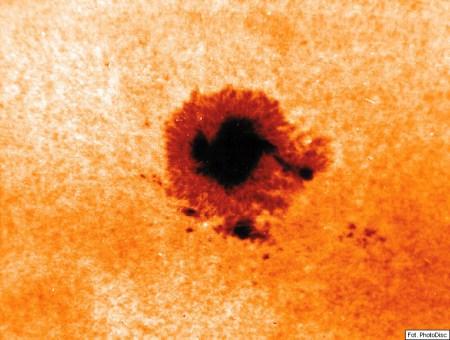 języki,unoszące się nad brzeg tarczy. Protuberancje osiągają nawet wysokość 50 000 km nad powierzchnią Słońca.By móc zaobserwować protuberancje, teleskop trzeba zaopatrzyć w filtr-h-alpha.