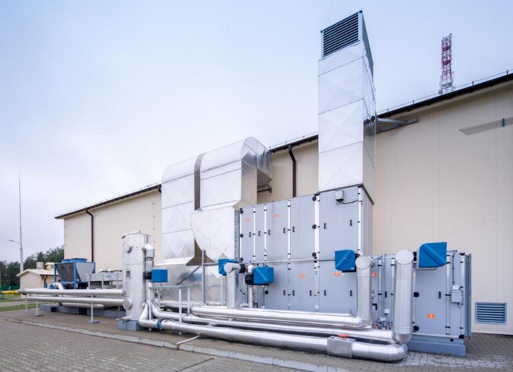 Stabilizacja temperatury hali technologicznej Wydajność centrali wentylacyjnej do 25 000 m³/h Stabilność temperatury w pomieszczeniu (hala laboratorium) z maksymalnymi wahaniami ± 0,2 C na minutę i