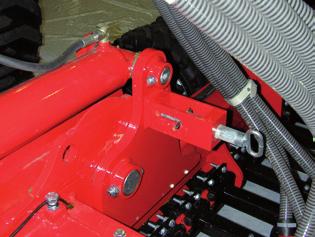 Rozkładanie ¾ Podłączyć system DrillManager i wybrać na wyświetlaczu instalację hydrauliczną i Podnoszenie. Podnieść siewnik.