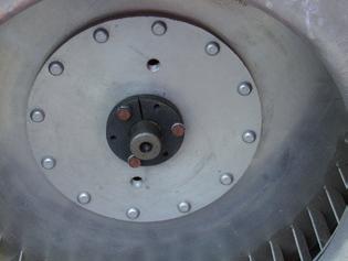 Dokręcanie kołnierza dmuchawy Stożkowy element zaciskowy na silniku hydraulicznym napędu dmuchawy może odkręcić się przez wahania temperatury i osadzanie się materiału na wirniku dmuchawy.