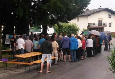 mniejszej liczbie decydentów i praktyków