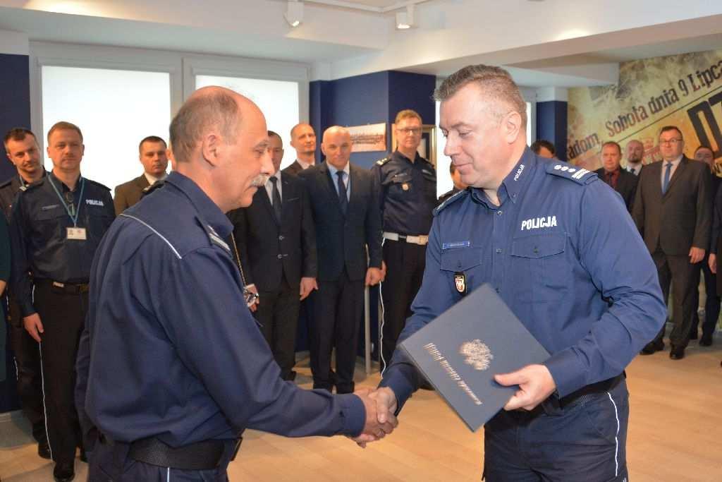 Powierzenie obowiązków nowemu zastępcy szefa mazowieckich policjantów odbyło się w Sali Tradycji KWP zs. w Radomiu. Przybyłych, w imieniu Komendanta Wojewódzkiego Policji zs. w Radomiu - insp.