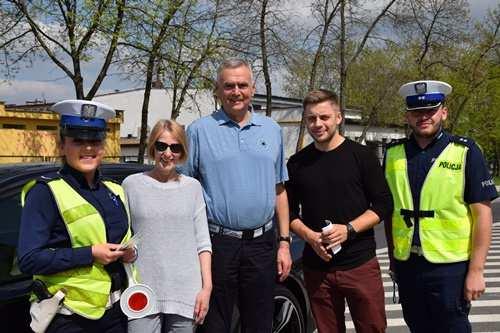 STRONA 5 Bezpiecznie NA WSPÓLNEJ majówce Aktor Dawid Czupryński wspólnie z wyszkowskimi policjantami promował bezpieczeństwo na drodze tuż przed długim weekendem w ramach akcji