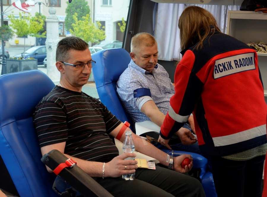 STRONA 6 100 litrów krwi na 100-lecie Policji W niedzielę, 5 maja, na szydłowieckim Rynku miała miejsce honorowa zbiórka krwi. W tym roku, w związku z obchodami 100.