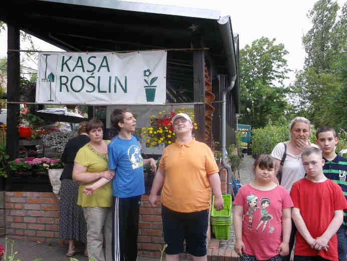 W szóstą pieszą wycieczkę wybraliśmy się do Centrum Ogrodnictwa na Zawadach. Już na samym początku trafiliśmy na,,kasę roślin" i tym sposobem dowiedzieliśmy się gdzie możemy kupić kwiaty.