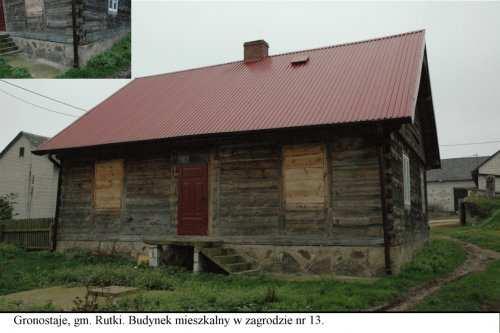 Nr karty ewidencji zabytków: 1 Dom zbudowany na początku XX wieku. Budynek drewniany, posadowiony podwaliną na wysokim kamienno-betonowym fundamencie.