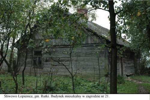 Dom zbudowany w 1910 roku. Budynek drewniany. Posadowiony na kamiennym fundamencie na zaprawie. Ściany konstrukcji zrębowej. Narożniki oszalowane ozdobnie.