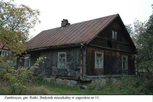 Dom zbudowany w latach 20 XX wieku. Budynek drewniany. Posadowiony na kamiennym fundamencie na zaprawie. Budynek ustawiony szczytem do drogi, do niego dobudowany aneks mieszkalny.