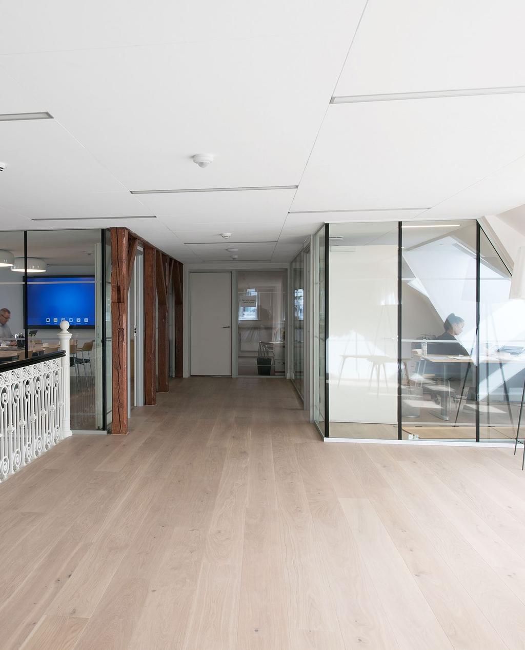 Projekt: Ceres Byen, Aarhus, Dania Architekt: KPF Arkitekter, Aalborg Wykonawca: HTM Byg, Hovedgard Sufit: Rockfon Blanka, krawędź X, 1200x600 "CHCIELIŚMY STWORZYĆ PRZYJEMNĄ ATMOSFERĘ WYKORZYSTUJĄC