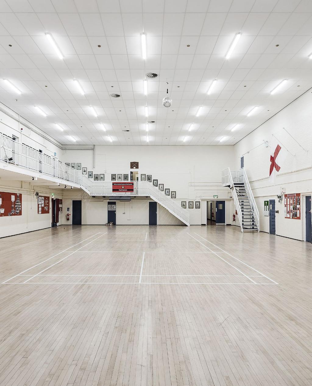 Projekt: Debdon Army Reserve Centre, Newcastle nad rzeką Tyne, Anglia Architekci: Dixon Dawson Wykonawca: Decke (Newcastle) Ltd Sufit: Rockfon Blanka db42, krawędź A, 600x600 i 1200x600 "ZWYKLE PŁYTA