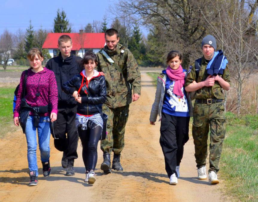 W sobot o godzinie 8.00 nastpił wymarsz do lasu na 2 etapy turystycznych marszów na orientacj. Midzy etapami, w lesie, kady dostał poczstunek wraz z ciepł herbat. Ju około godziny 12.