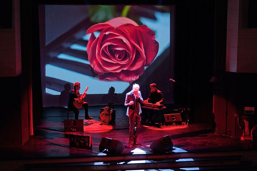 Po ukończeniu w 2005 roku Akademii Musicalowej Musical Theatre Academy w Rzymie, studiował metody aktorskie Strasberg/Stanislavskji w Konstant Lee Studio u wykładowcy Ilza Prestinari z Actor Studio.