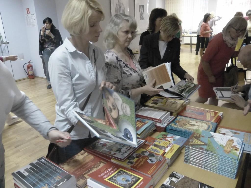 KSI??KA A FILM KONKURENCI CZY SPRZYMIERZE? CY PREZ ENT ACJ E ALINA DYREK nauczyciel bibliotekarz DBP we Wroc?