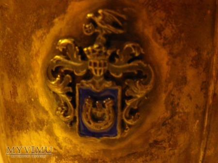 Cechy i punce: na krawędzi kielicha,nad monogramem punca owalna głowa i 3 i następna okrągła głowa.