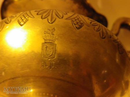 2,sygnatura 2697,zdobienia perełkowe,brzusiec zdobiony w liście,na brzuścu herb i monogram.