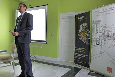Do serii F należą modele z funkcją dzień/noc realizowaną elektronicznie (oznaczenie FC w nazwie), modele z mechanicznie odsuwanym filtrem podczerwieni (oznaczenie FDN w nazwie) oraz modele z