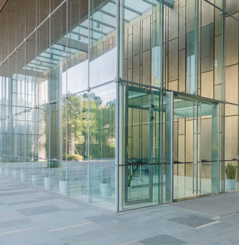 technologie DOBÓR SZKŁA Tekst Wojciech Kluczewski, krajowy kierownik jakości i procesu, Saint-Gobain Building Glass Polska Szkło jest materiałem bardzo wytrzymałym, idealnie sprężystym,