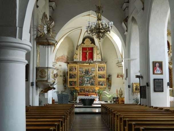 61 życia Marii i Chrystusa, zwieńczone u góry wytłaczanym ornamentem ażurowego maswerku oraz obrazy w sześciu kwaterach zewnętrznych skrzydeł ołtarza, przedstawiające także sceny z życia Chrystusa.