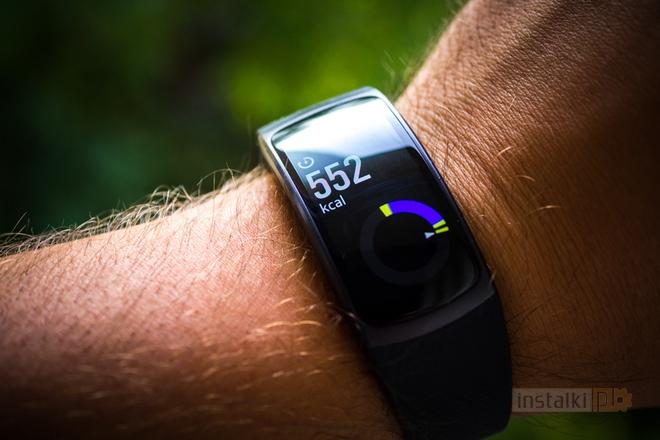 Przesuwając natomiast tarczę w lewo, dostaniemy się do pełnoekranowych widżetów, których kolejność możemy swobodnie zmieniać w menadżerze Samsung Gear na ekranie telefonu, jak i po przytrzymaniu