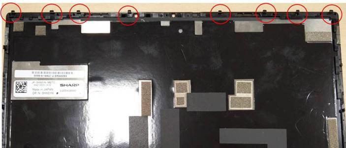 4 Podłącz kabel akumulatora do płyty systemowej. 5 Załóż metalowy wspornik i wkręć śrubę M1,6x2,5 (1) mocującą złącze do płyty systemowej.