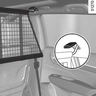 Montaż siatki za przednimi siedzeniami Wewnątrz pojazdu, z obu stron: podnieść pokrywę 1, aby uzyskać dostęp do punktu mocowania; zamocować hak 2 siatki