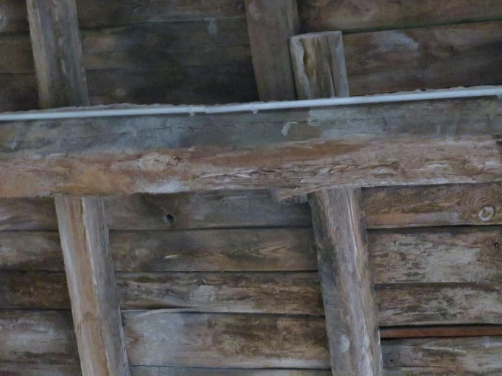 Remon poszycia dachoego zabyoej hali producyjno - magazynoej Porycie dachu papą na / desoaniu + łay ułożone prosopadle do roi i spadu dachu. Na łaach porycie z pły biumicznych ONDULINE.