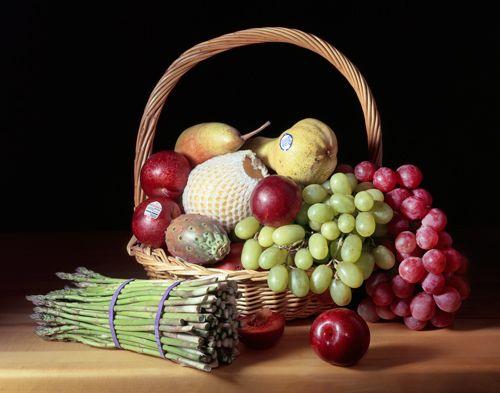 Jardin d'éden: Still Life with 4080(Peru), 4042(USA), 4255(USA), 4408(China), 4415(USA), 3012(Italy), 4022(USA) and 4637(USA) O Artyście Andrzej Maciejewski urodził się w 1959 roku w Warszawie.