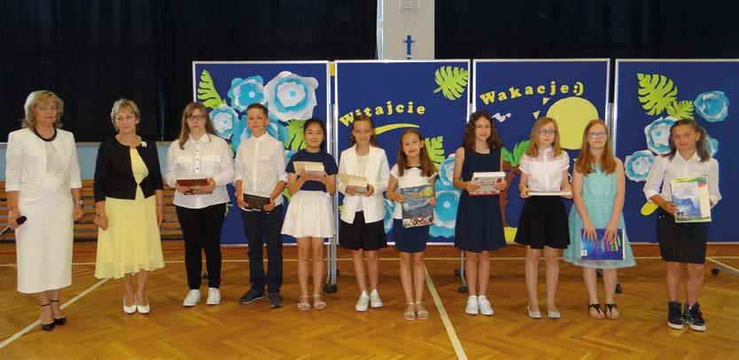 Już po raz ostatni świadectwa odebrali uczniowie klas III gimnazjalnych, natomiast liczba absolwentów powiększyła się o uczniów klas ósmych (prezentacja absolwentów szkół podstawowych ósmych klas