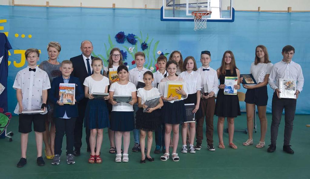 89 uczniów klas IV-VIII szkół podstawowych oraz klas III gimnazjalnych, którzy osiągnęli najwyższe wyniki w nauce, zostało uhonorowanych Nagrodą Wójta.