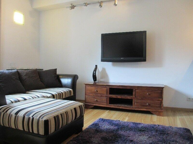 colors has a toilet, a shower and a washbasin. The apartment has 2 large wardrobes, which makes it very functional. The building has an elevator and the property has security.