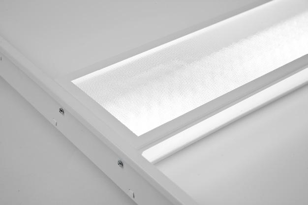 Strumień świetlny źródeł LED to 2 lm lub 4400 lm. Temperatura barwowa 000 K (barwa ciepła biała) lub 4000 K (barwa biała neutralna).